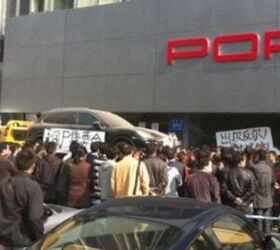Porsche Cayenne Owner Stages Massive Protest At Dealer In China