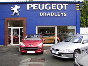 peugeot family willing to relinquish control of psa to gm