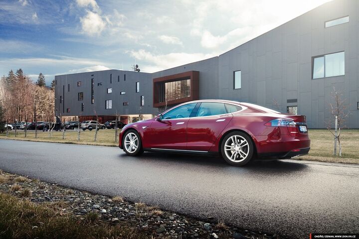 Tesla S Goes AWD, Comes With Cheaper Batteries, Upgraded Firmware