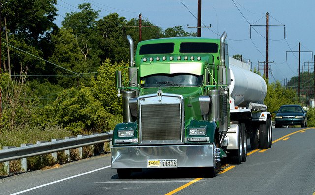 Federal Government Pushes for Speed Limiters on Trucks and Buses