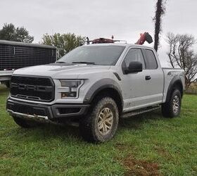 2017 Ford F-150 Raptor Review - There's Something About a Pickup, Man