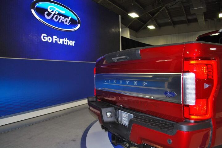 NHTSA Probes Ford Power Tailgates That Lower Themselves
