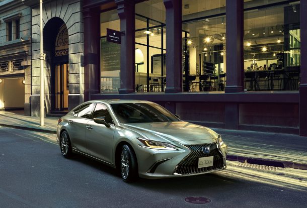 2019 lexus es becomes first production car to replace side mirrors with cameras
