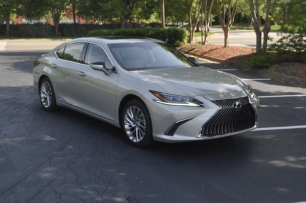 2019 Lexus ES 300h Ultra Luxury Review - Attempting to Make a Statement