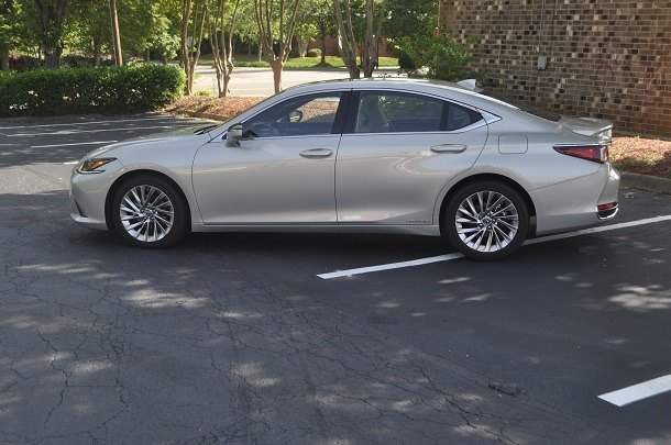 2019 lexus es 300h ultra luxury review attempting to make a statement