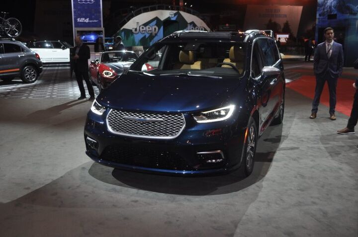 chrysler at chicago auto show refreshed 2021 chrysler pacifica offers all wheel