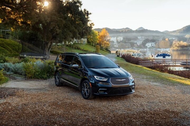 chrysler at chicago auto show refreshed 2021 chrysler pacifica offers all wheel