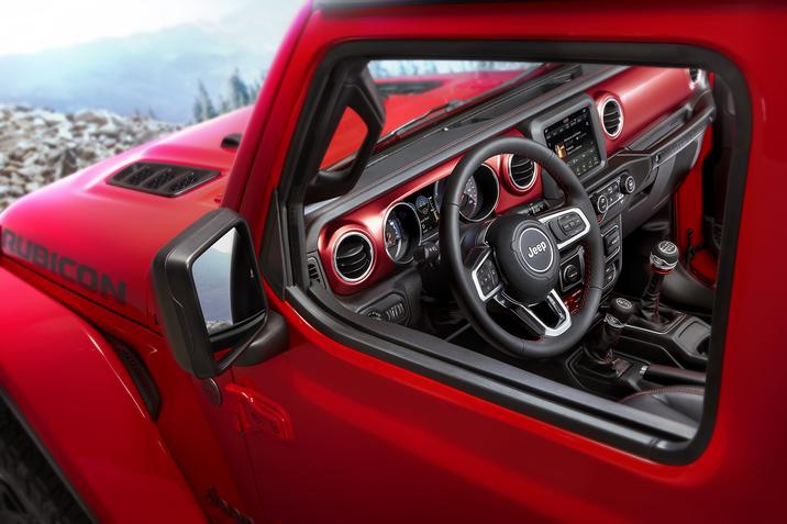 The 2018 Jeep Wrangler's Interior Makes the Old One Look Like Garbage