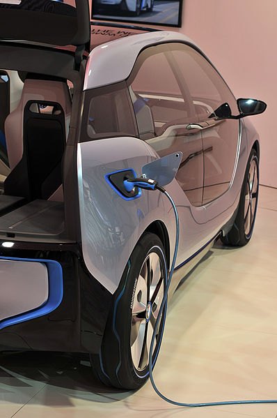 BMW Planning "Neuer Elektro-Van" Prius V Competitor