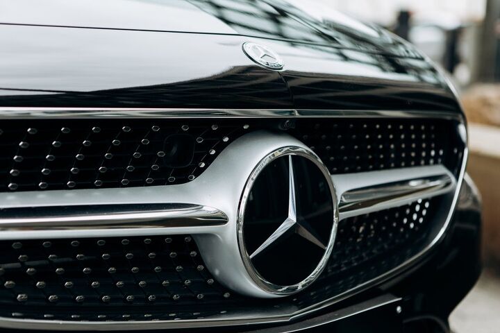 Mercedes-Benz Abandons Manual Transmission, Sticks With Streamlining