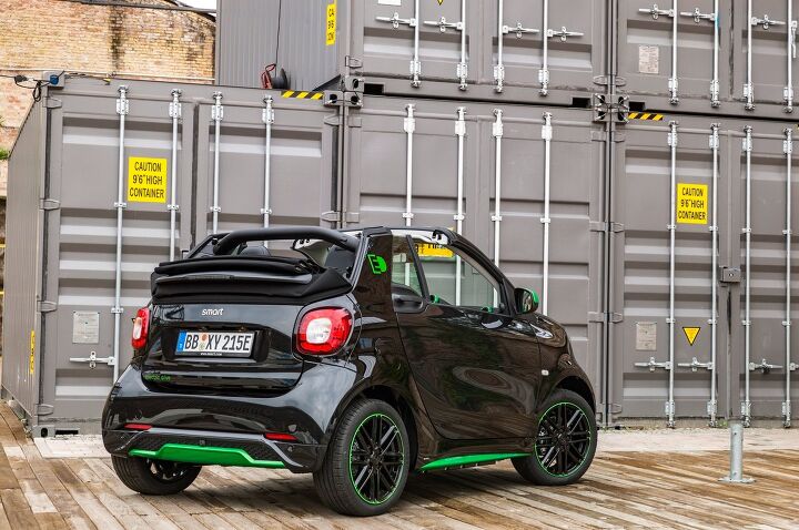 Freed From Gasoline, the 2017 Smart Fortwo Drops Its Price and Adds Range