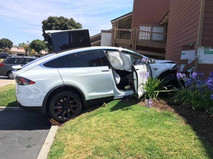 Model X Crash Details Emerge: Tesla Claims Human Error, Owner Says Otherwise