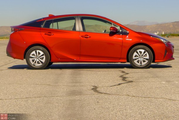 toyota lowers 2016 prius global sales goal over low oil fuel prices