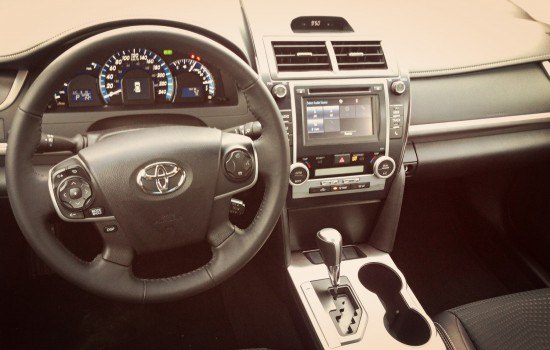 capsule review 2014 toyota camry hybrid se