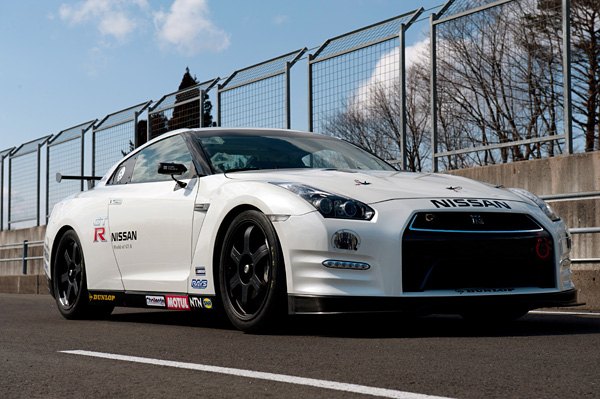 nissan brings the gt r back to the ring pits nerds against race car drivers