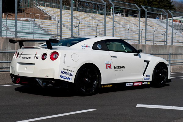 nissan brings the gt r back to the ring pits nerds against race car drivers
