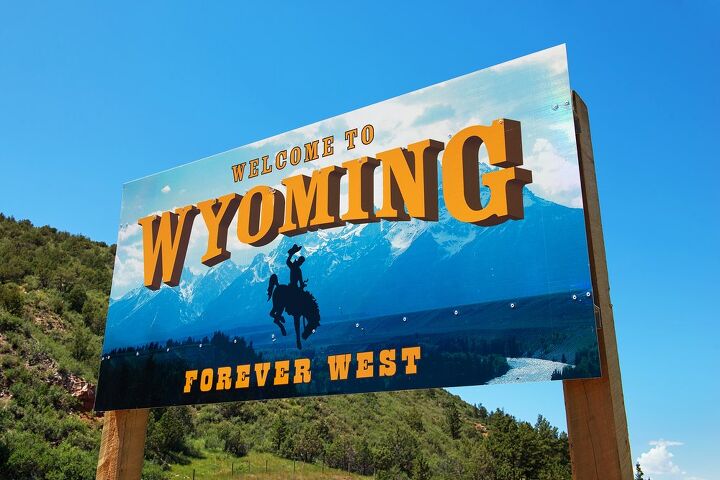 wyoming lawmakers advance legislation to ban electric vehicles