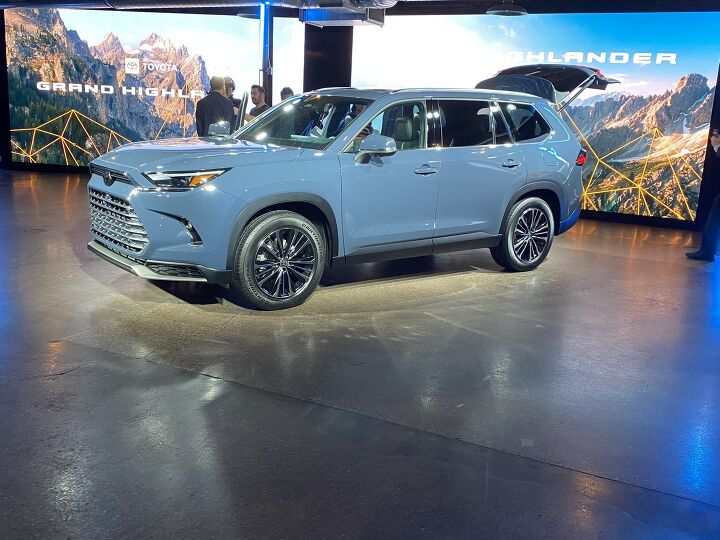 toyota reveals the stretched grand highlander updated