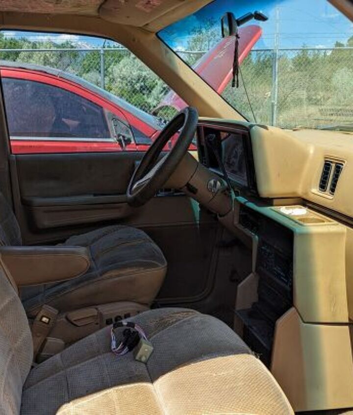 junkyard find 1987 dodge caravan se v6