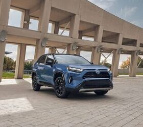 二手豐田 RAV4 價格飆漲，尤其油電混合車款更是驚人