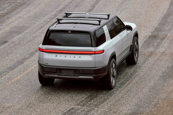 Rivian R2 SUV 移除 AM/FM 廣播功能引發爭議