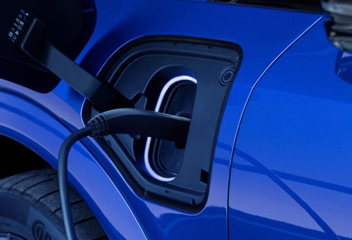 凱迪拉克 Escalade IQ 捨棄 CCS 改採 NACS 充電規格,並標配 19.2 kW 家用充電