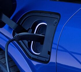 凱迪拉克 Escalade IQ 捨棄 CCS 改採 NACS 充電規格，並標配 19.2 kW 家用充電