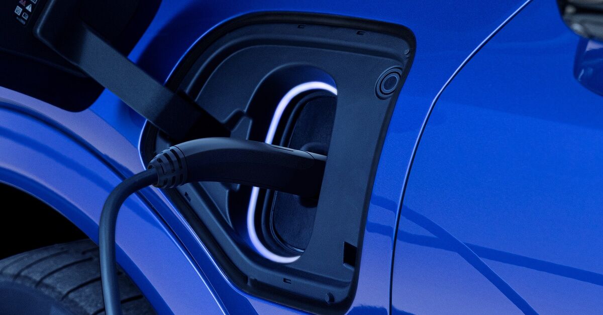 Escalade IQ Ditches CCS, Gets 19.2-kW Charging Standard